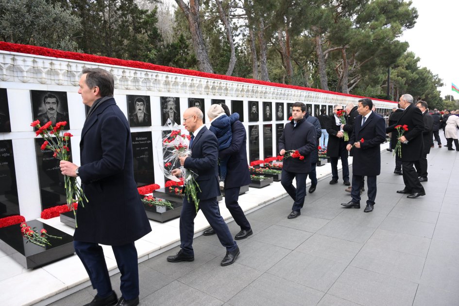 diplomatik korpusun nümayəndələri şəhidlər xiyabanını ziyarət ediblər