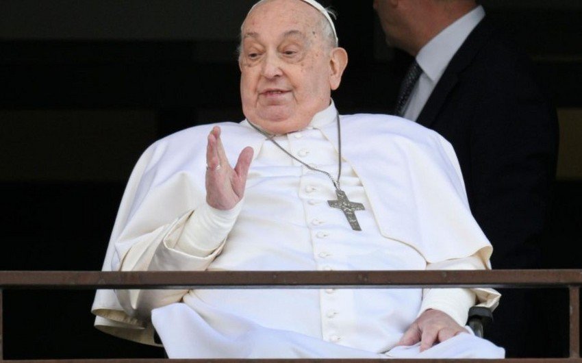 papa beş həftə sonra ilk dəfə ictimaiyyət qarşısına çıxıb