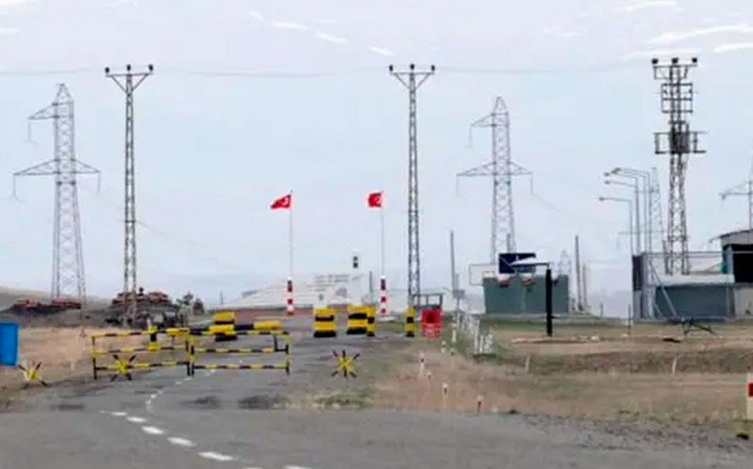   20 mart 2025  arhd.media         ermənistan-türkiyə sərhədi 11 günlük açılacaq    ermənistan türkiyə vasitəsilə suriyaya humanitar yardımın daşınması üçün martın 21-dən 31-dək ermənistan-türkiyə sərhədindəki “marqara” sərhəd-keçid məntəqəsini açacaq.
