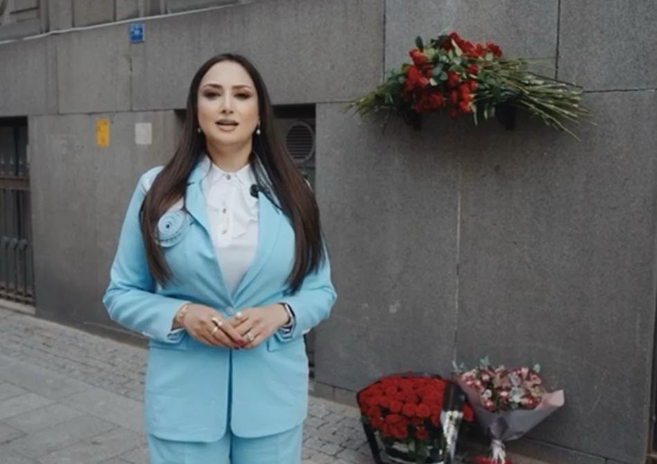 sankt-peterburq və leninqrad vilayətində yaşayan azərbaycanlı icmasının nümayəndələri ümummilli lider heydər əlirza oğlu əliyevin barelyefinə gül dəstələri qoyublar