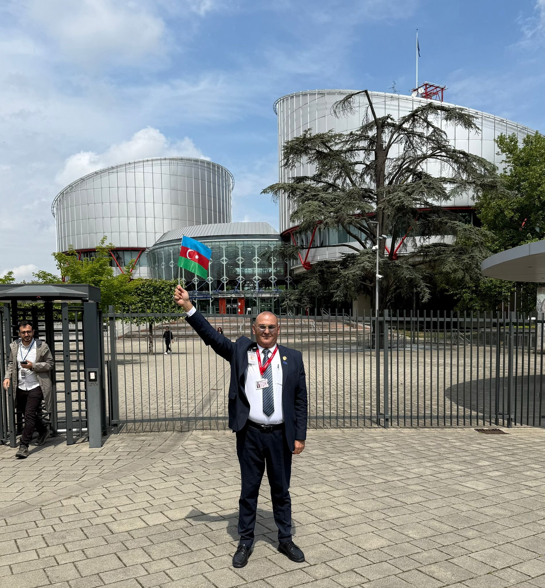 arhd.media ictimai siyasi saytının rəhbəri ismayıl zalov fransanın strazburg şəhərində avropa məhkəməsındə polis qarayaxmalarının saxta olduğunu sübut etdi