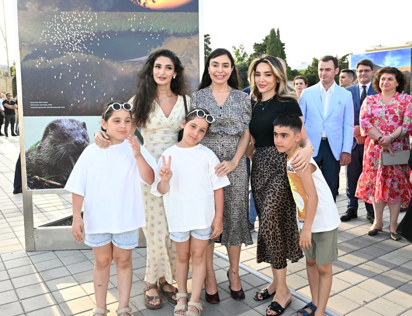 leyla əliyeva azərbaycanda təbiətin mühafizəsinin 100 illiyinə həsr olunmuş fotosərginin açılışında iştirak edib