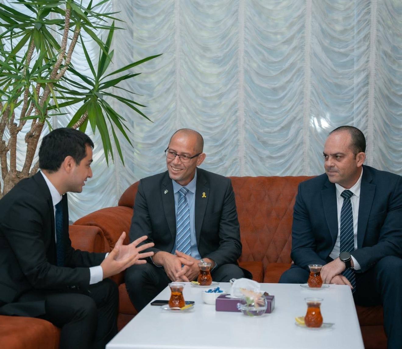 yeni təyin olunmuş səfir cənab ronen krausz azərbaycana gəlib. 