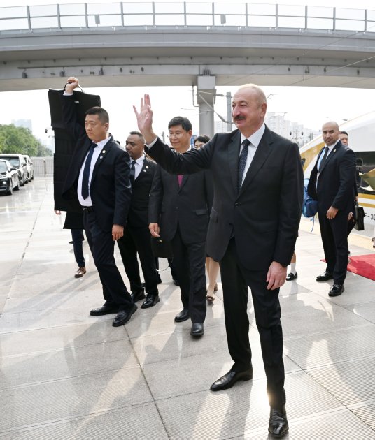 azərbaycan prezidenti ilham əliyev çinin tiencin şəhərindən qatarla paytaxt pekinə gəlib 