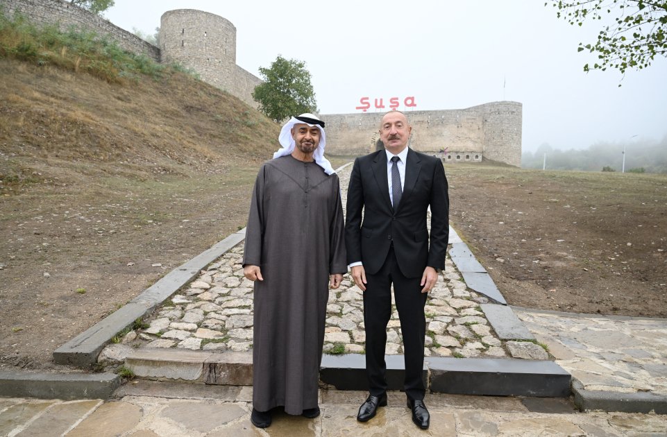 azərbaycanın və birləşmiş ərəb əmirliklərinin prezidentləri şuşa qalasının önündə foto çəkdiriblər