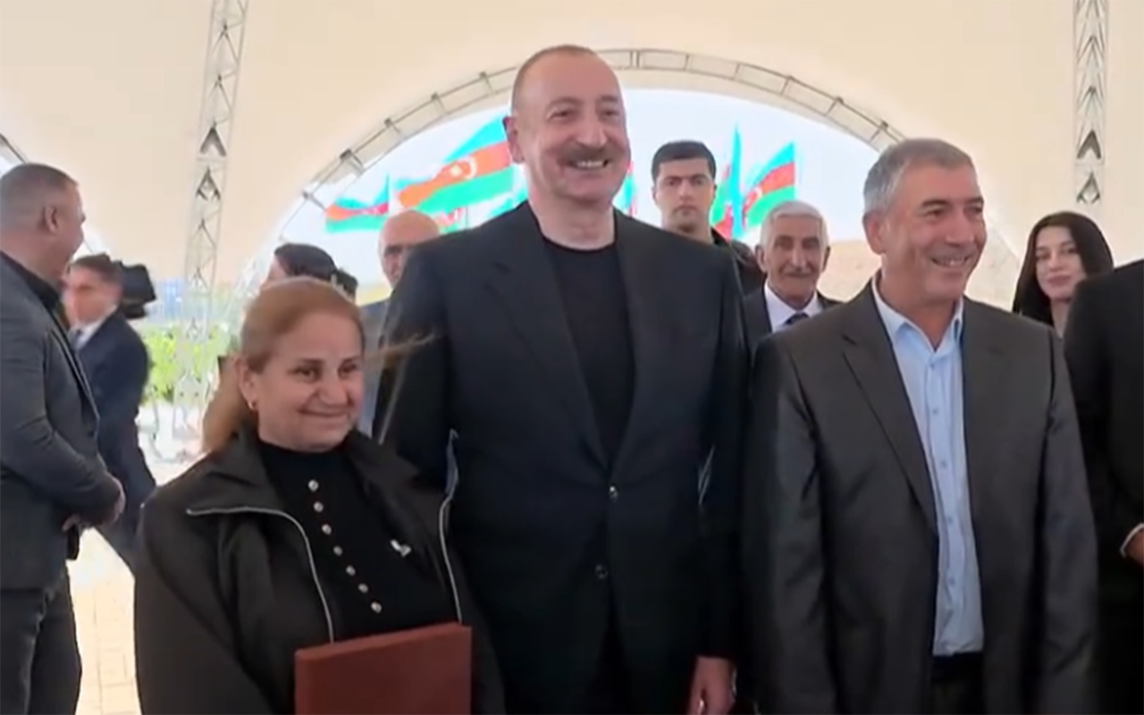 “cənab prezident, oğlum əsgərdir, tapşırdı ki, şəkil çəkdirək” - video