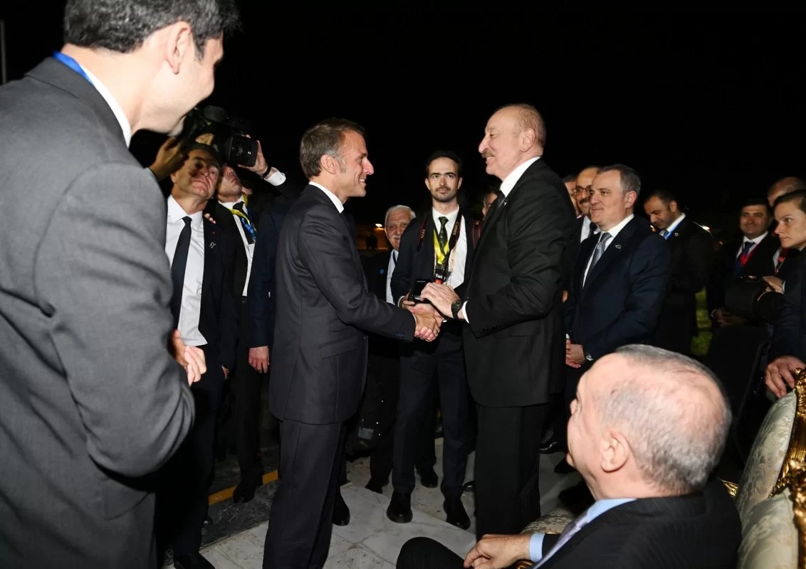 ilham əliyevin misirdə rəcəb tayyib ərdoğan və emmanuel makronla görüşündən kadrlar