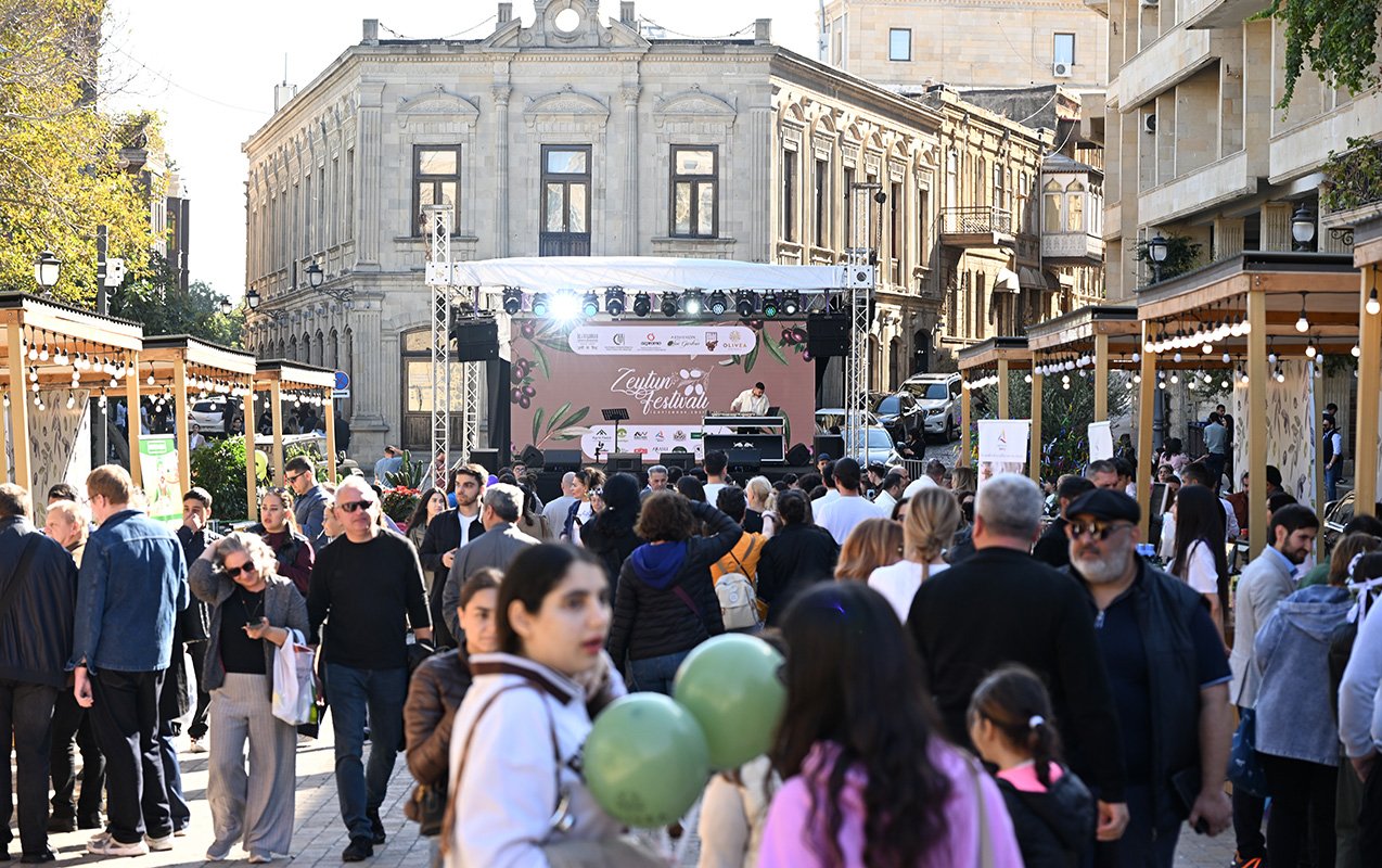 içərişəhərdə zeytun festivalı davam edir
