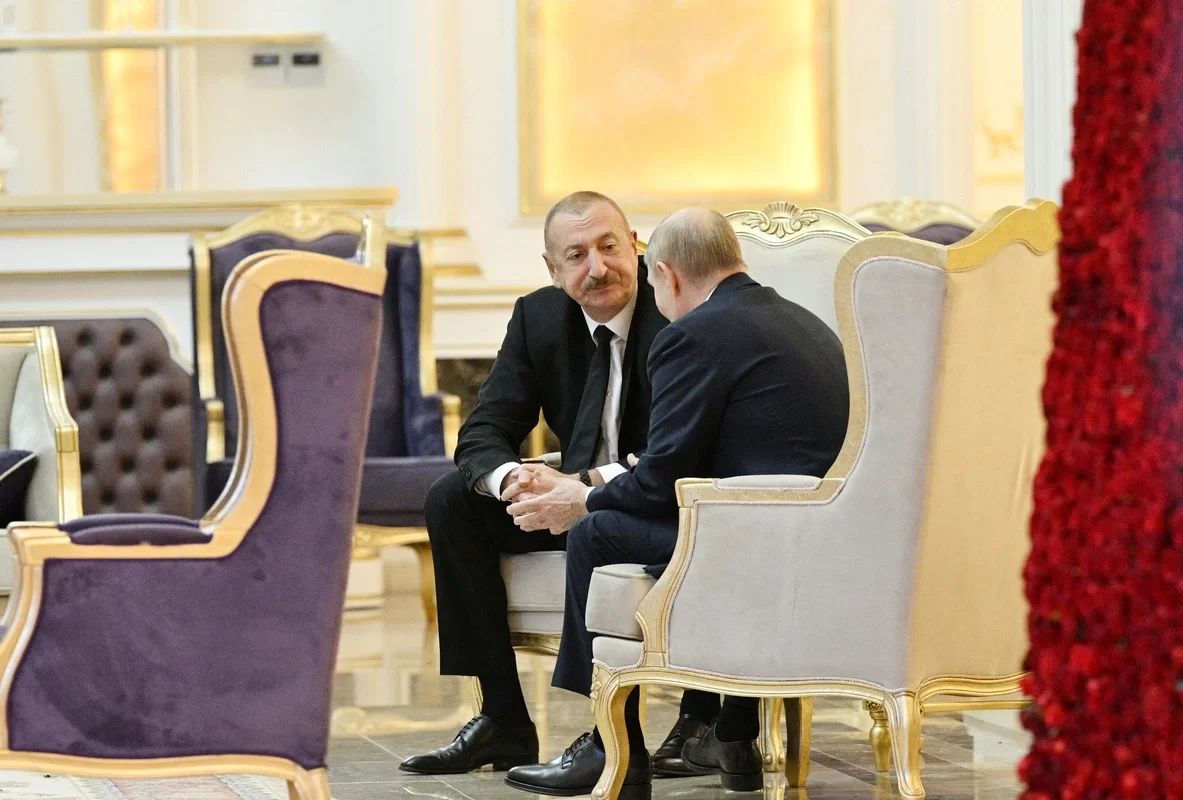 "minval politika": "moskva hələ sentyabrda azal təyyarəsinin qəzası işində əsas təqsirləndirilən şəxsə qarşı bütün ittihamları ləğv edib"