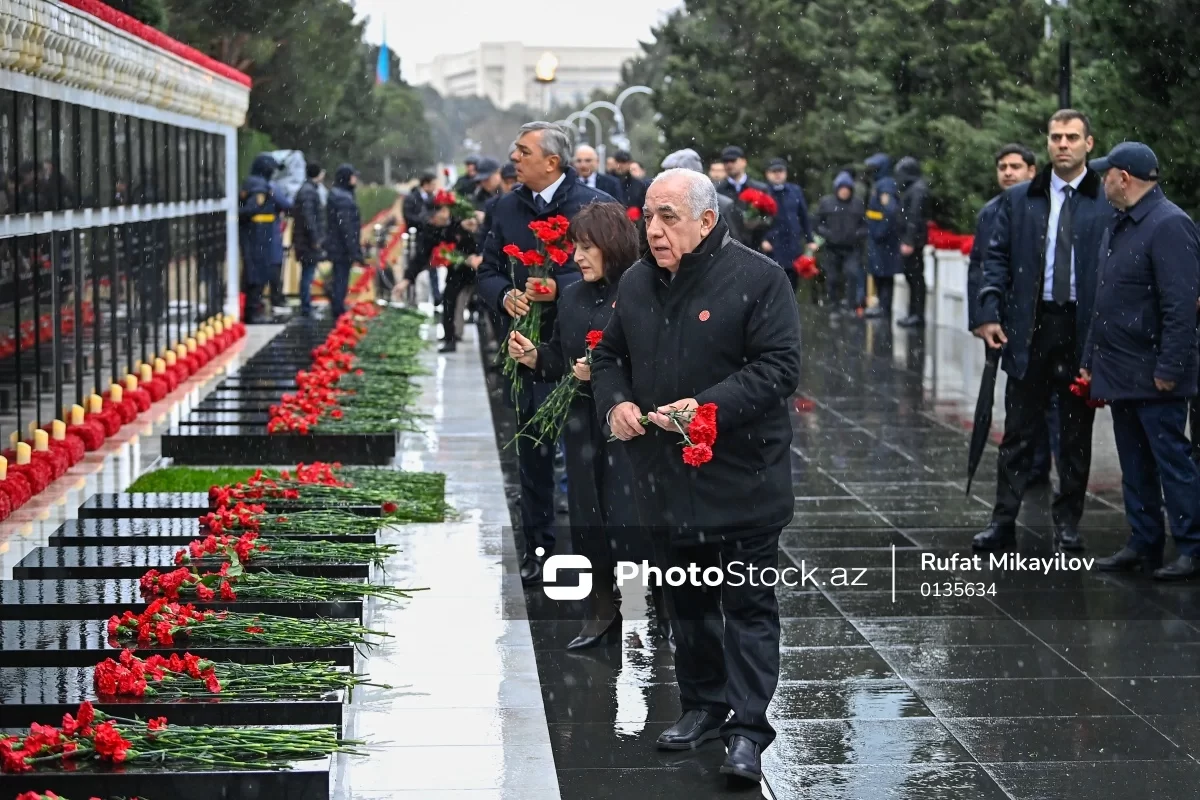 dövlət rəsmiləri  20 yanvar - ümumxalq hüzn günü ilə bağlı şəhidlər xiyabanını ziyarət ediblər