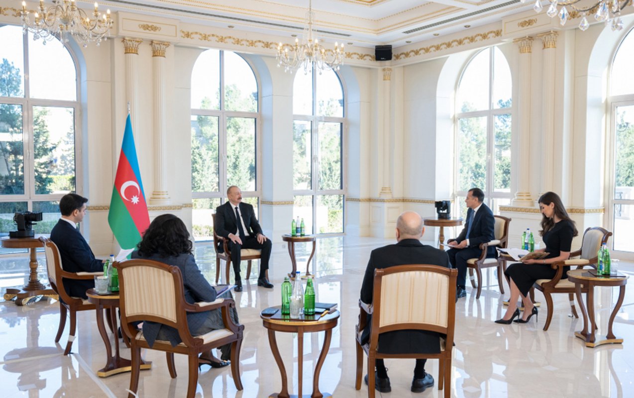 prezident yerli televiziya kanallarına müsahibə verdi - fotolar