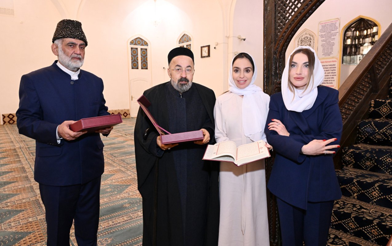 prezident ailəsinə şah abbas məscidində “qurani-kərim” hədiyyə etdilər - fotolar