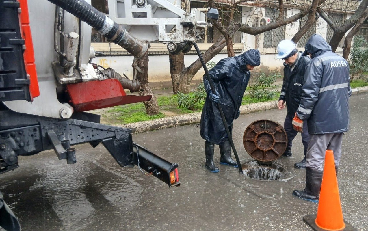 bakıdakı bu ərazilər yağış sularından təmizlənir - video+yenilənib