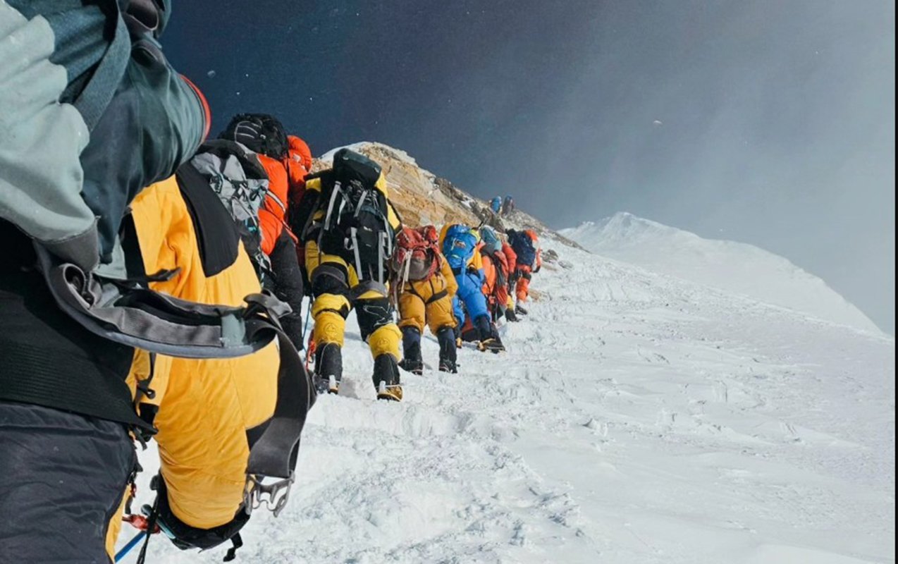 yeməklərinə peyin qataraq alpinistləri xəstələndiriblər - everestdə 20 milyonluq fırıldaq