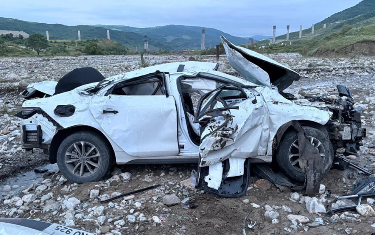 maşın beton səddə çırpılıb çay yatağına düşdü - ölənlər və yaralananlar var