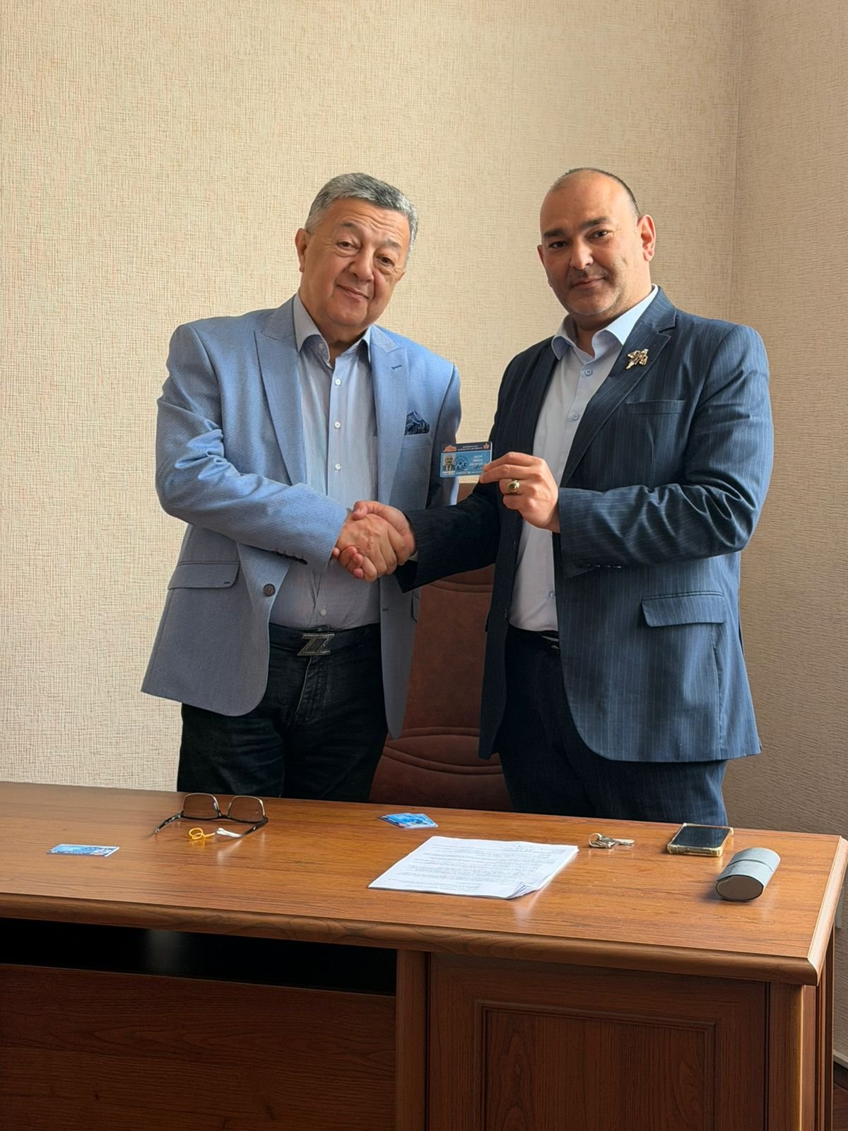 Bu gün tanınmış beynəlxalq hüquq eksperti İsmayıl Zalov Azərbaycan Jurnalistlər Birliyi-nin sədri Elçin Şıxlınski tərəfindən rəsmi üzvlük vəsiqəsi təqdim edilmişdir.