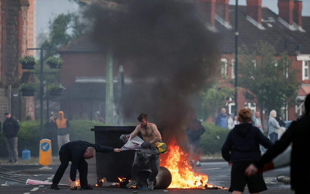 Miqrantlara qarşı etirazlar iğtişaşlara çevrildi - Fotolar
