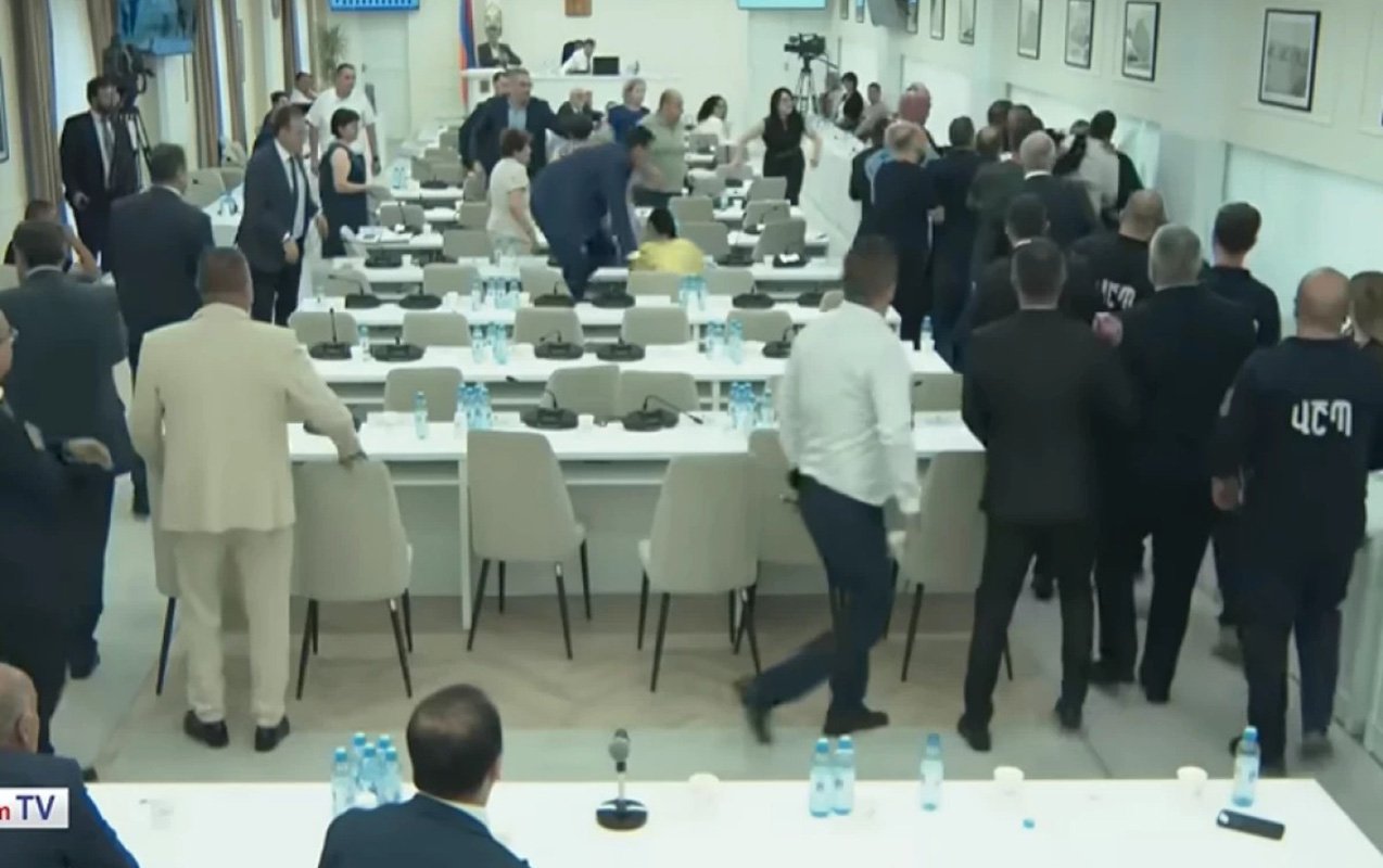 İrəvanda iqtidarla müxalifətin davası düşdü - Video