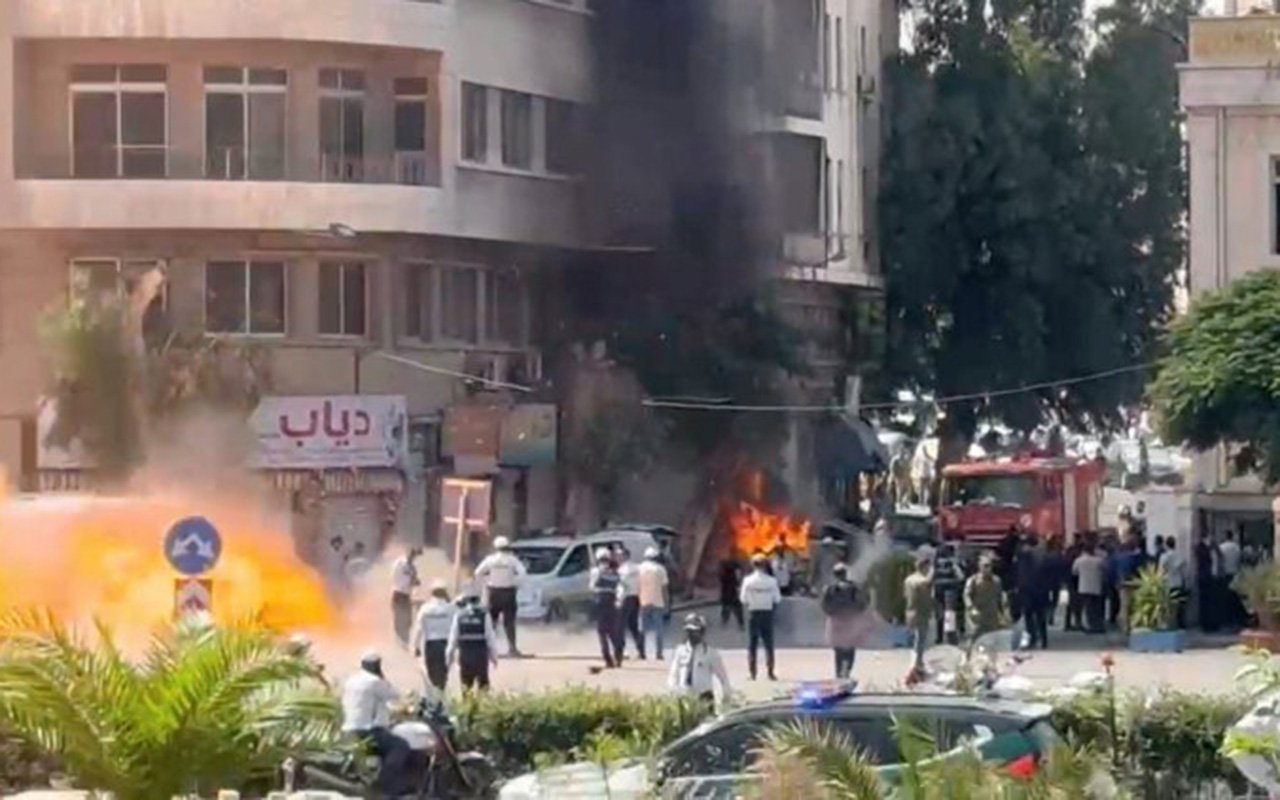 Makronun qaldığı hotelin yaxınlığında partlayışlar - Video