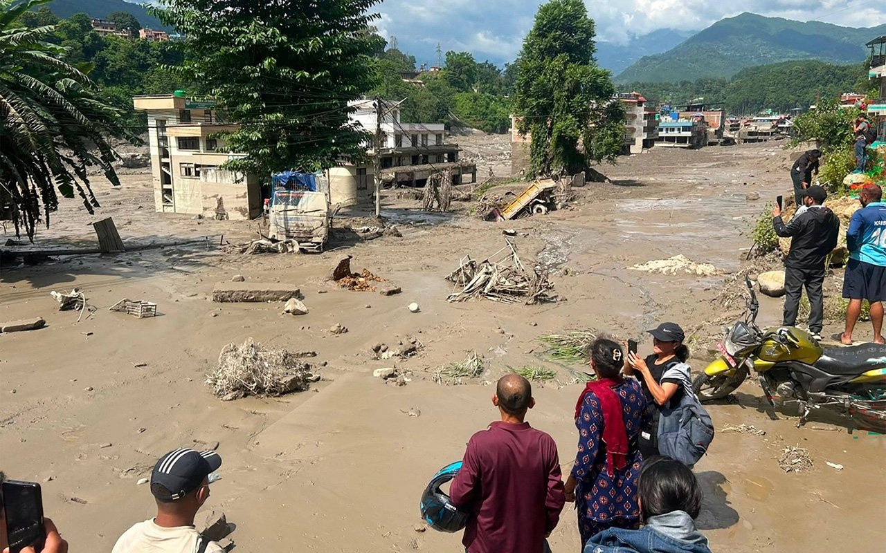 Sel Çinlə Nepal sərhədini yuyub apardı, 22 ölü - Video
