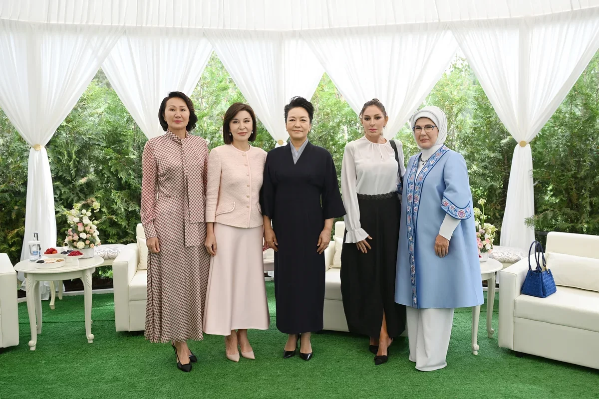 Mehriban Əliyeva Bişkekdə dekorativ-tətbiqi sənət ustalarının əl işlərindən ibarət sərgi ilə tanış olub - FOTO